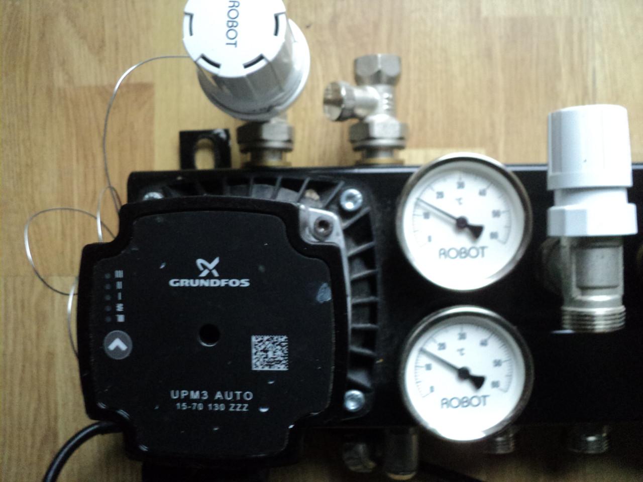 Vrijwel nieuwe 5 groep verdeler vloerverwarming met energi zuinige pomp