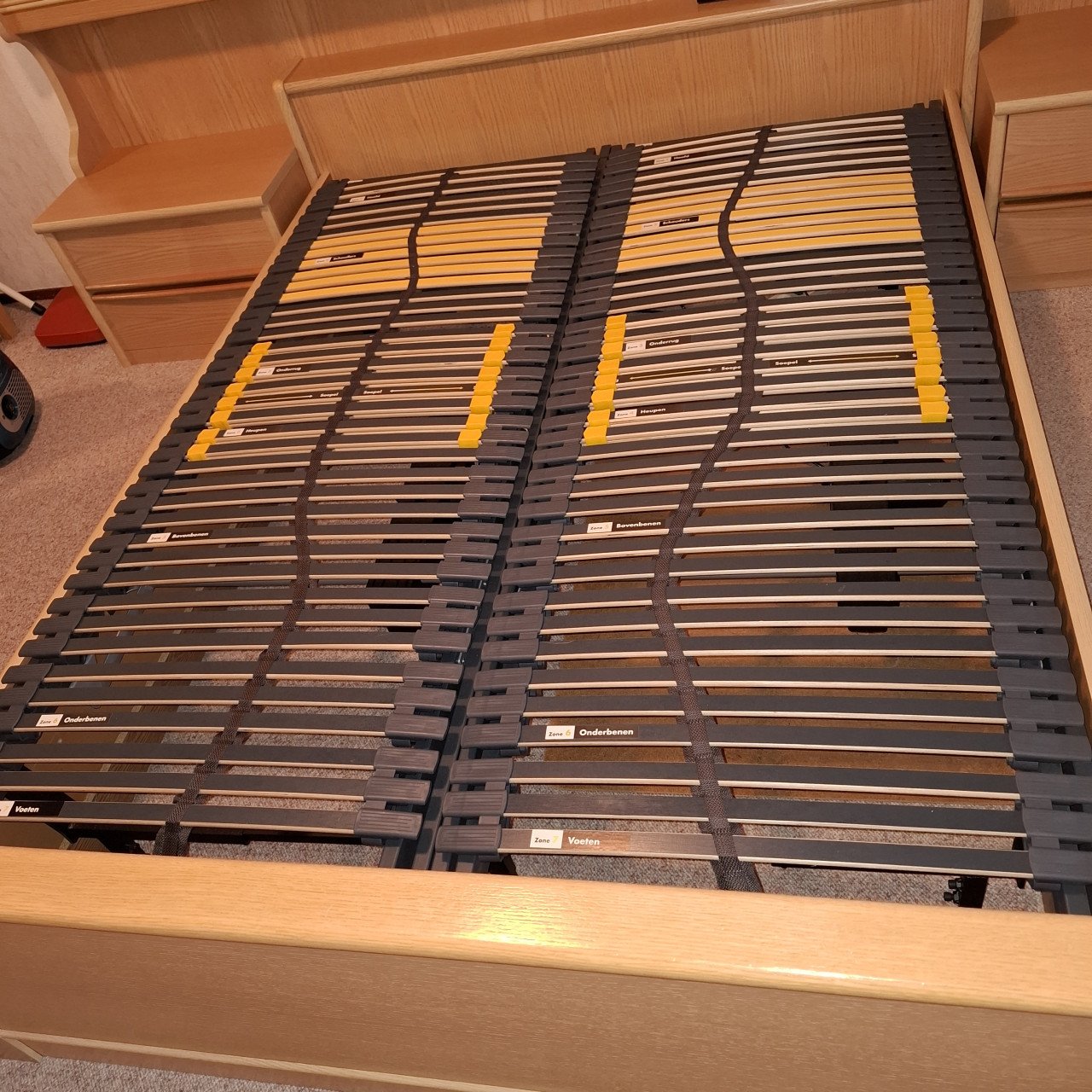2 zo goed als nieuwe elektrische lattenbodems en twee matrassen