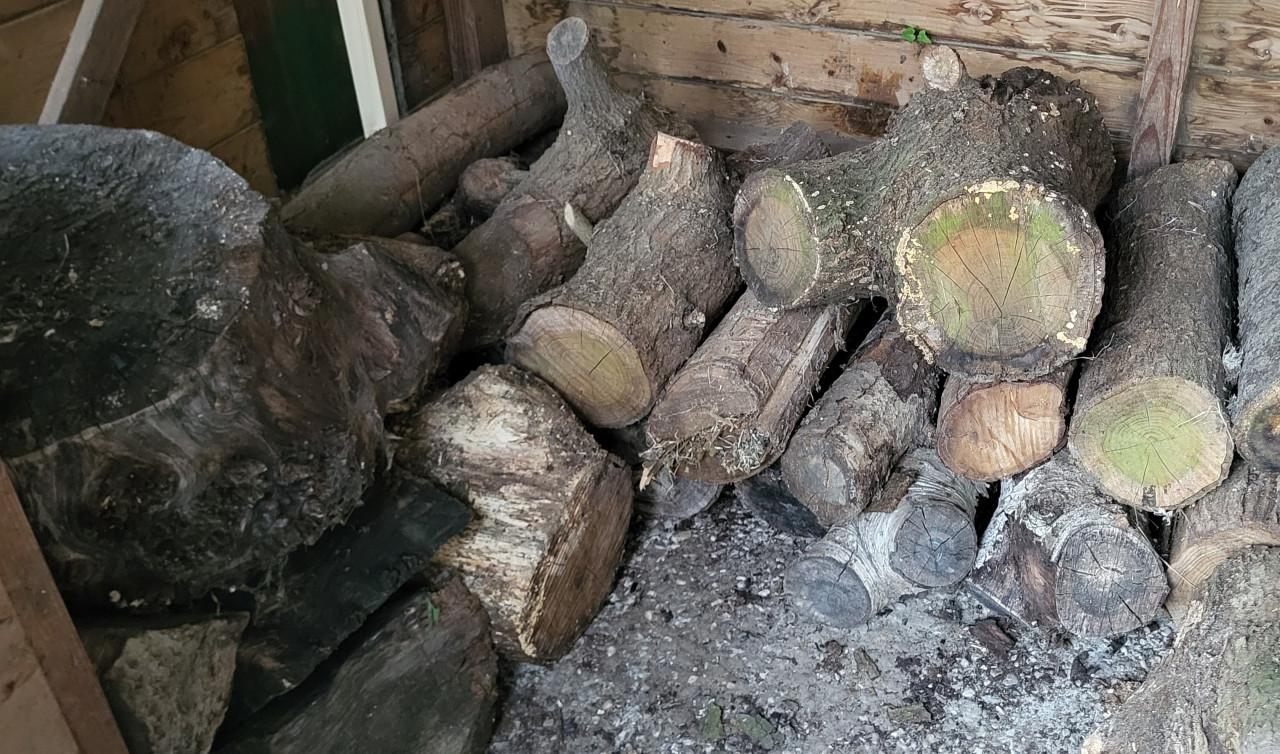 Ruim een kuub (m3) stookhout haardhout mix