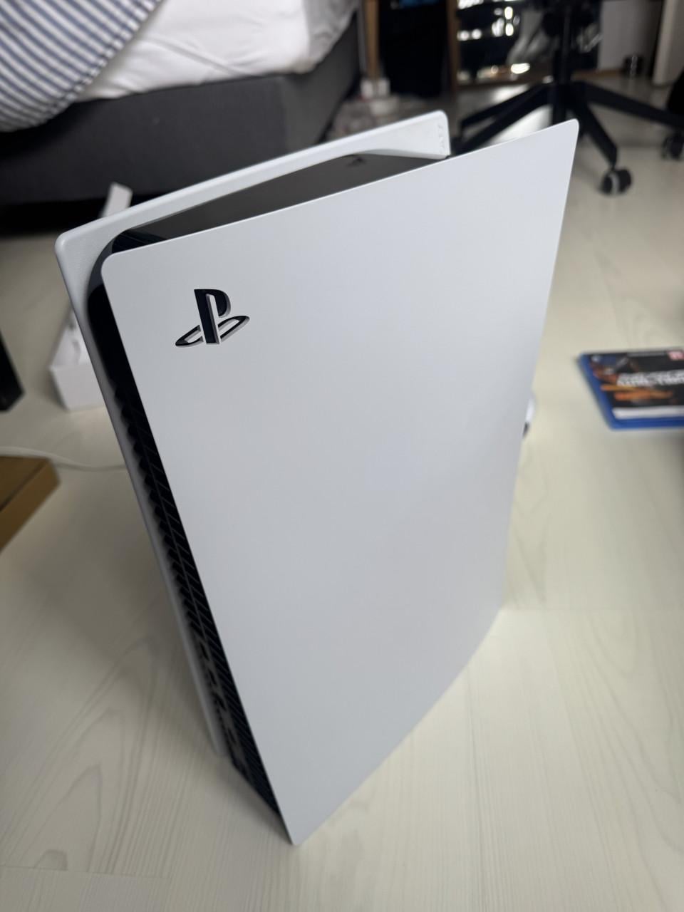 Playstation 5 Disc (V10.40) + 2 controllers, Pulse 3D, BO6 aangeboden