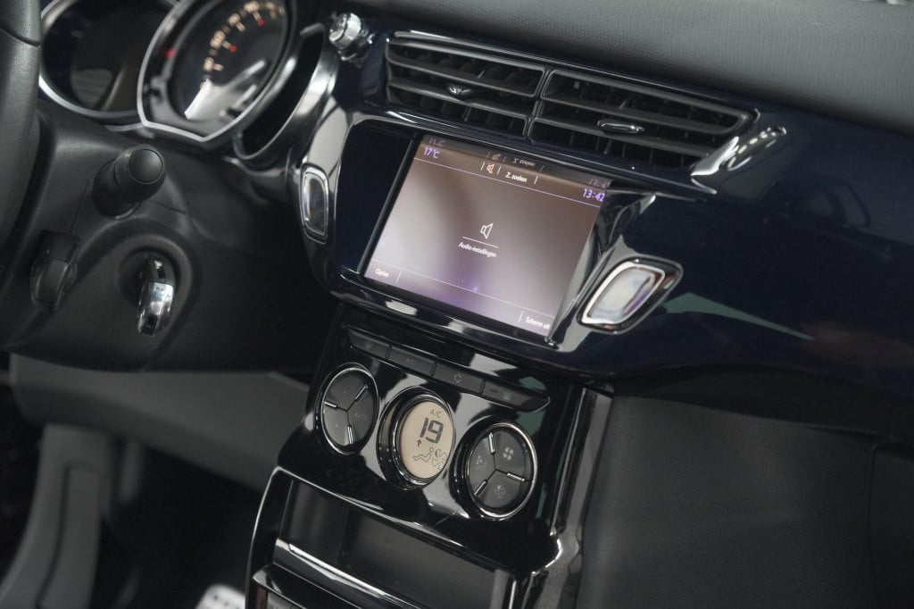 Ds Ds 3 puretech 110 so chic | camera | navigatie | parkeersensoren | clima