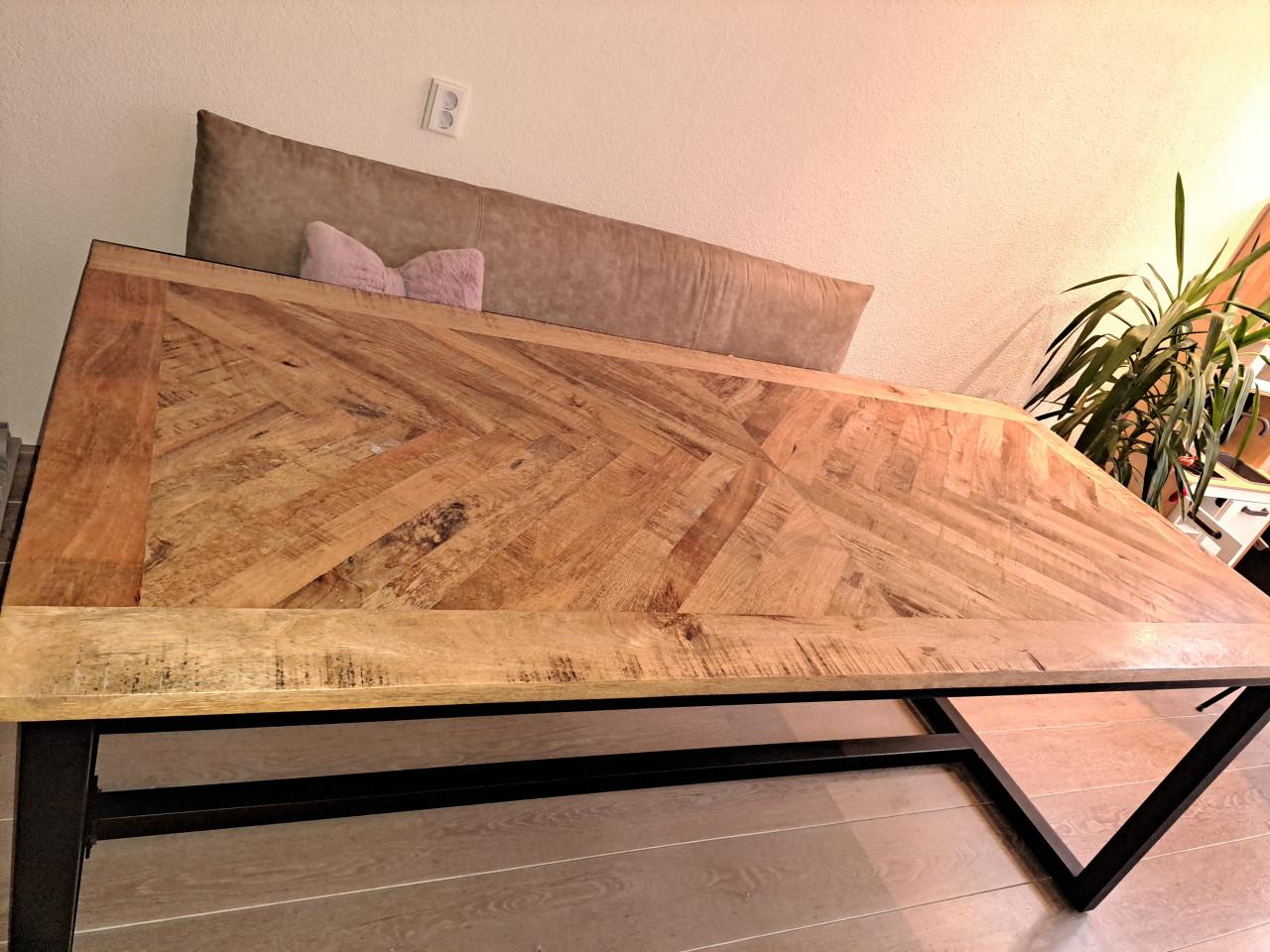 Eettafel met visgraatmotief mangohout