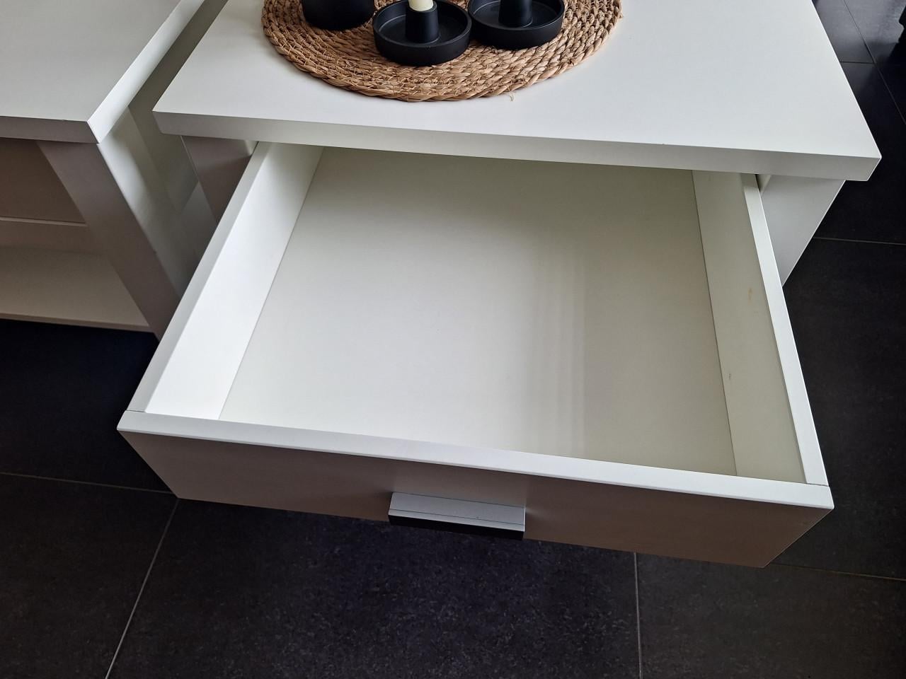 Twee witte salon tafeltjes