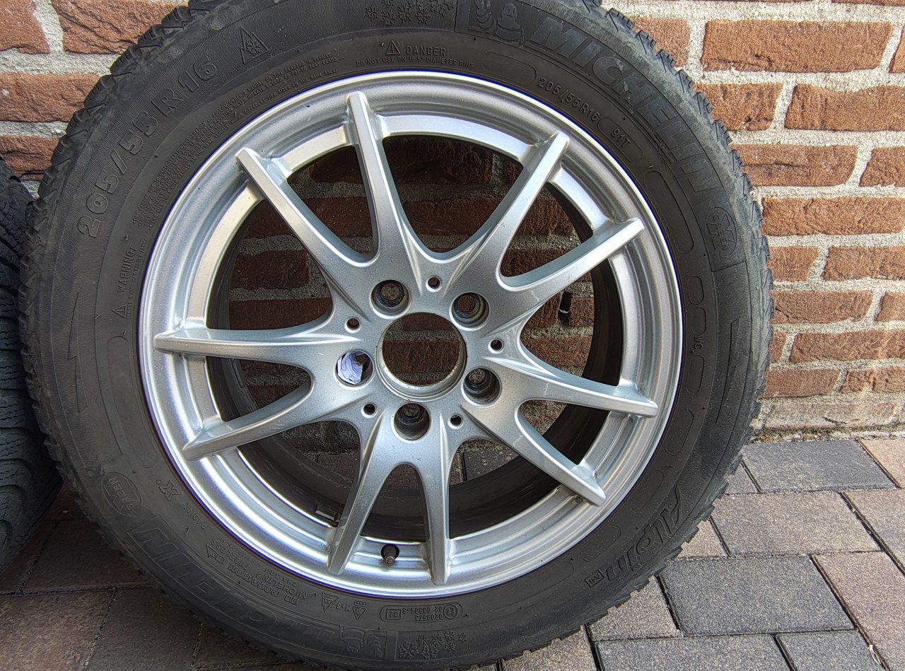 A246 set Mercedes velgen met winterbanden Michelin Alpine 205/55 R16