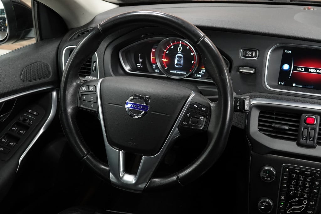 Volvo V40 2.0 t3 momentum | cruise | pdc | leder |