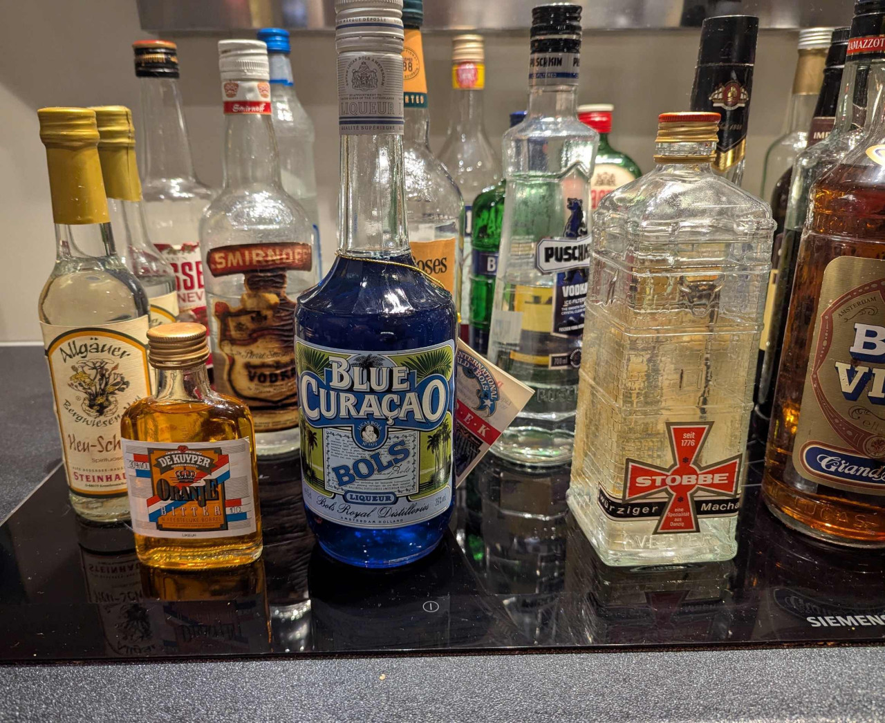 Drank, wodka, whisky, rum, pasosa, cognac etc. 30 flessen