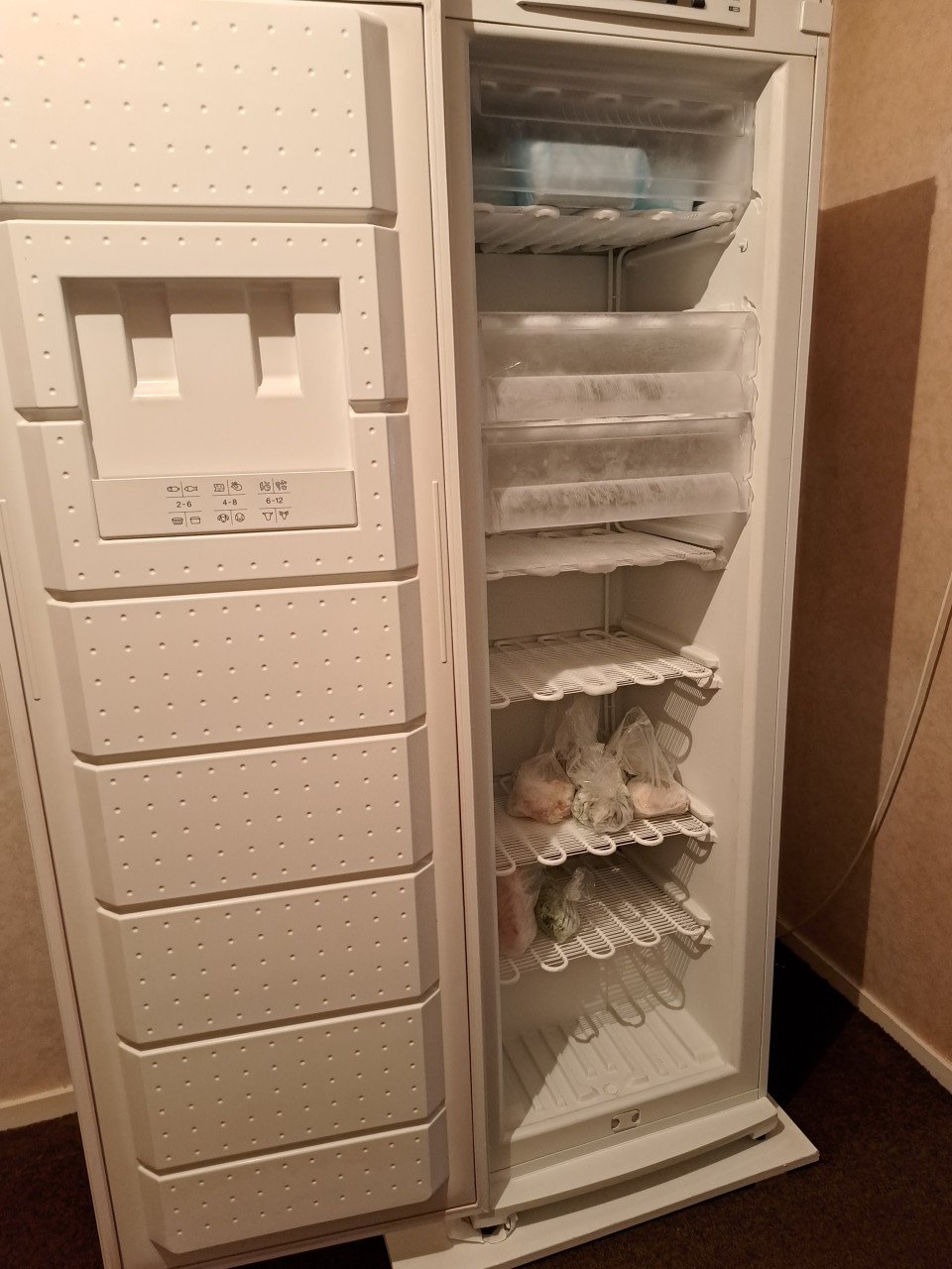 Grote 8 lagen diepvrieskast.