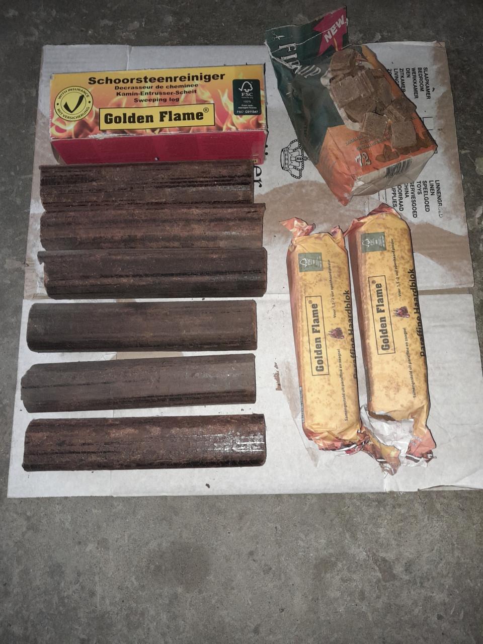 Partij bruinkool briketten en haardblokken