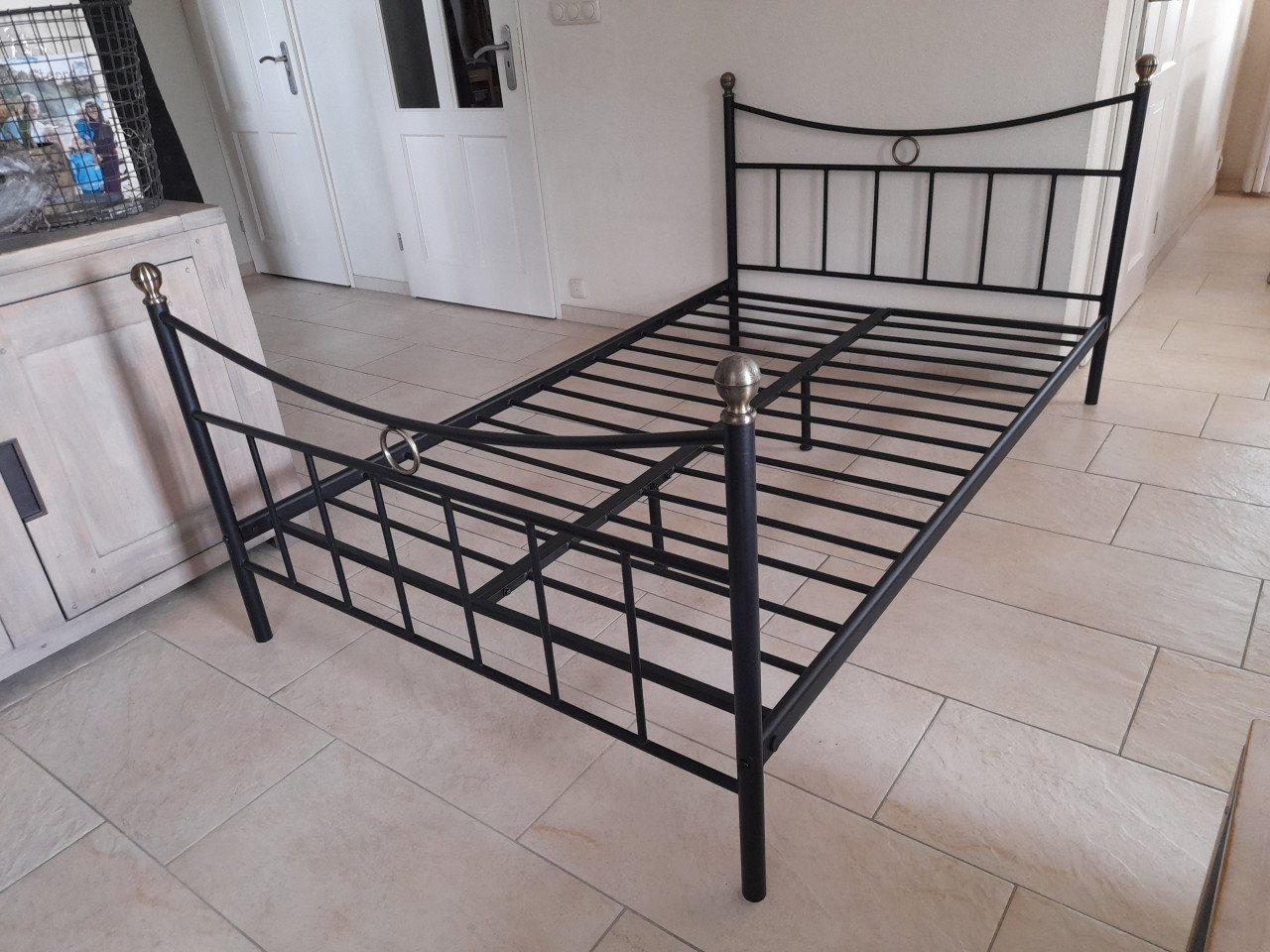 Metalen bed 120 x 200 met matras en beschermer( in goede staat )