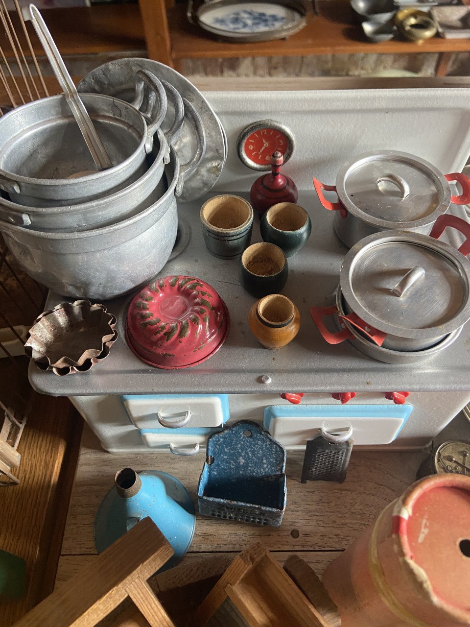 Schuurverkoop zaterdag 10 mei van 10.00 tot 17.00 antiek, brocante