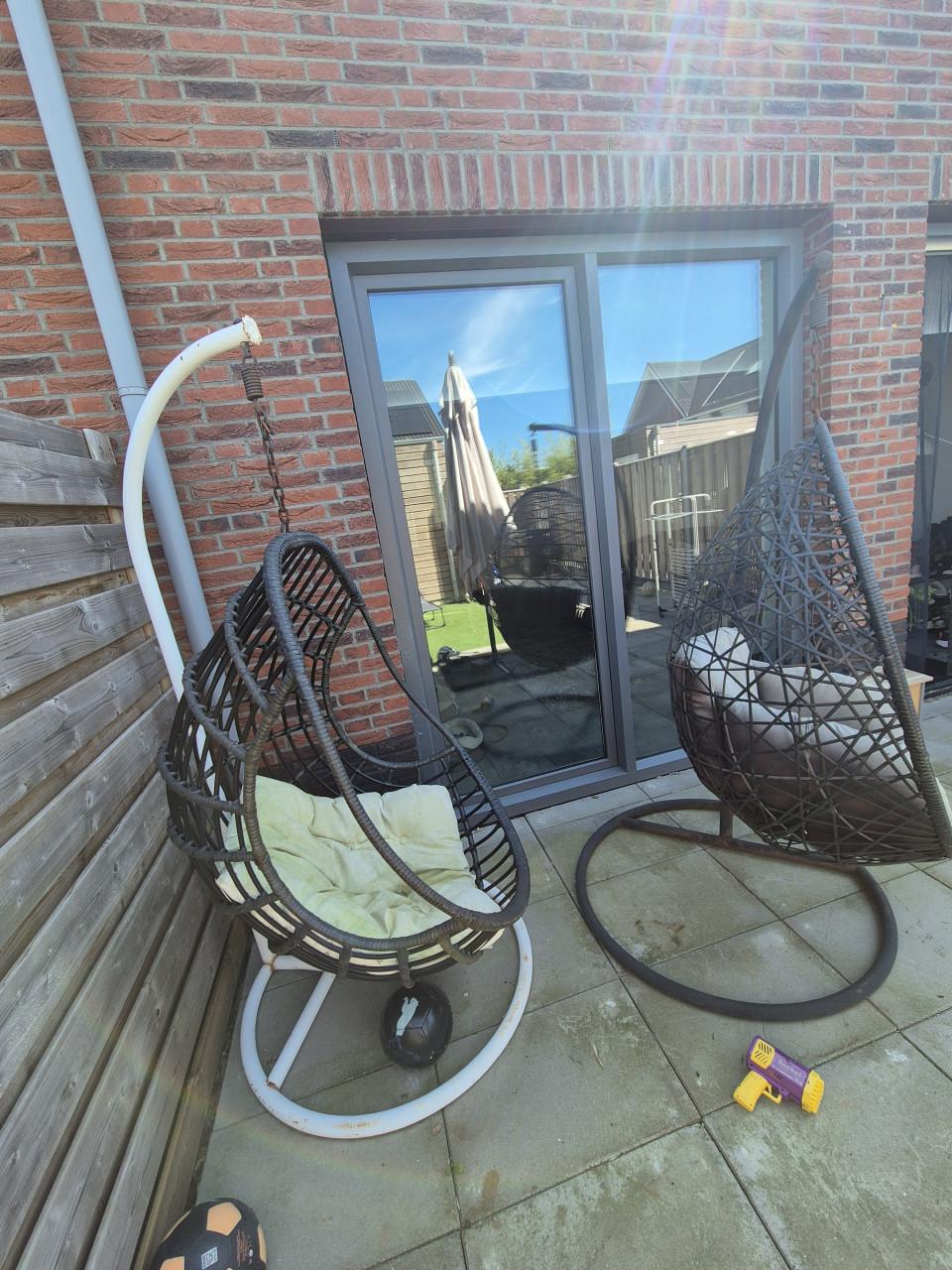 Twee gebruikte hangstoelen