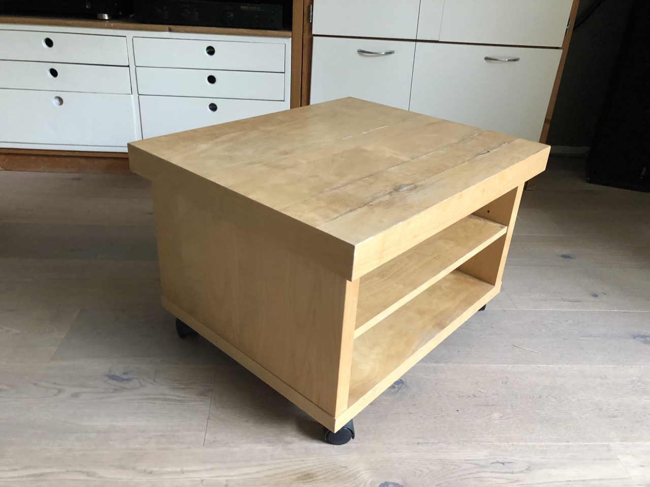 Ikea bijzettafel op wielen