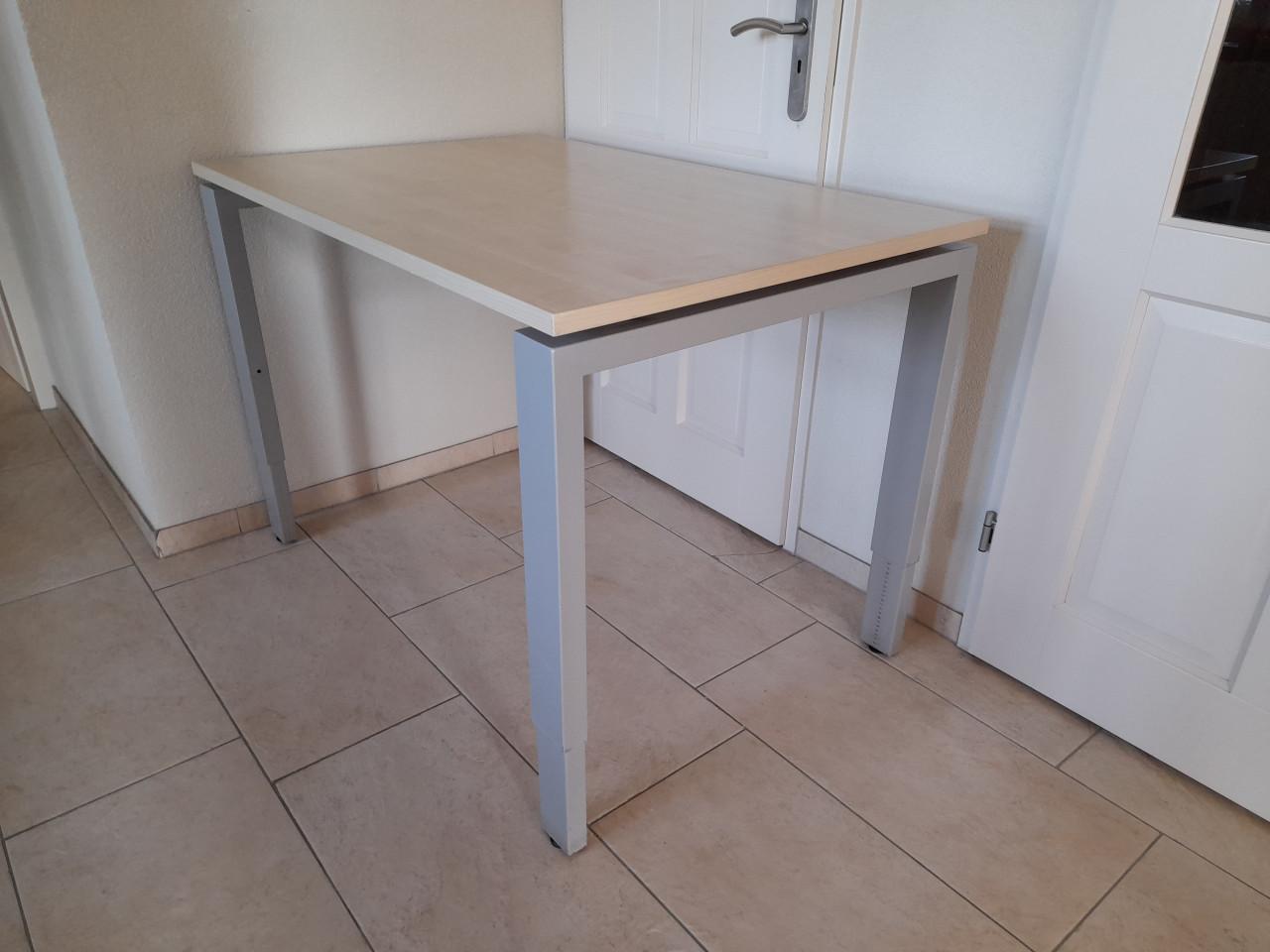Zeer stevig bureau 120 x 80 (verstelbaar in hoogte) in goede staat!