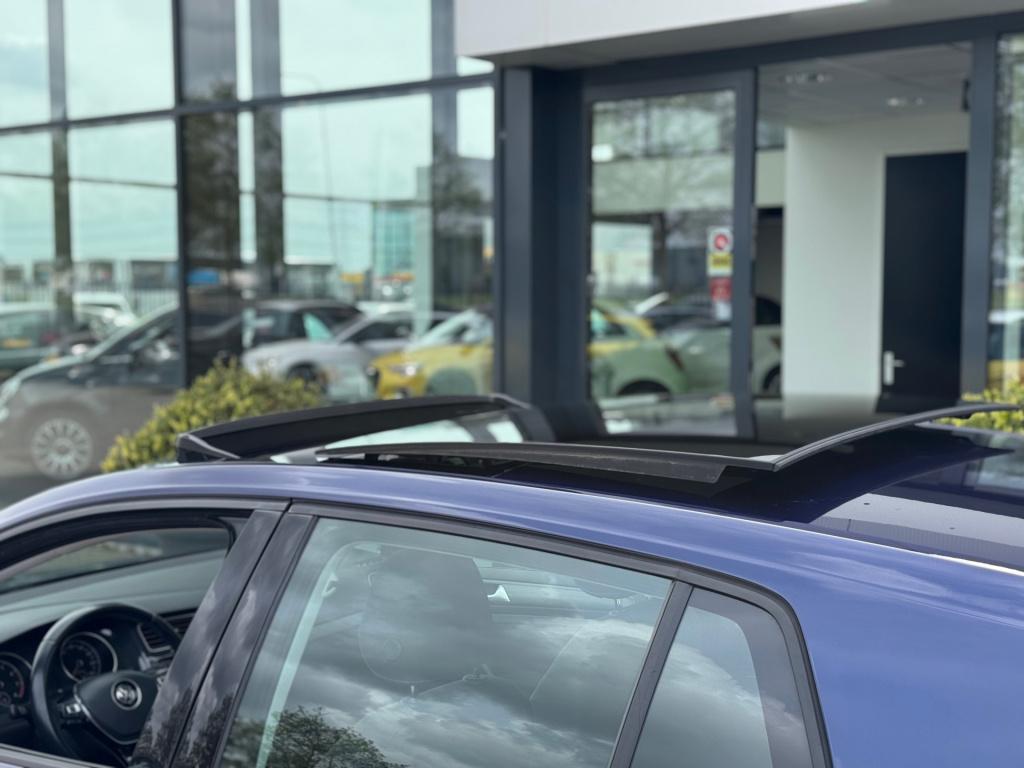 Volkswagen Golf 1.0 tsi * panoramadak * camera * navigatie * massage stoel