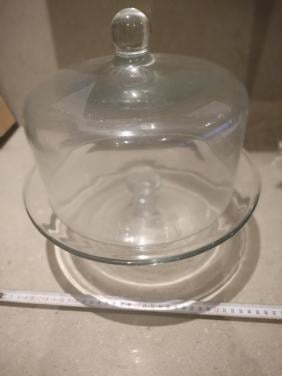 Glazen taartschaal met stolp