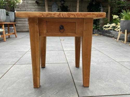 Bijzettafeltje van teak