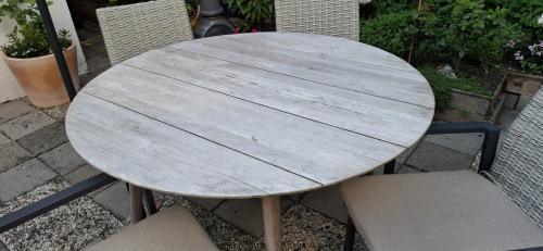 Mooi vergrijsdeTeaken  tuintafel rond