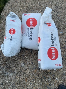 Te koop: snelbeton 4 zakken