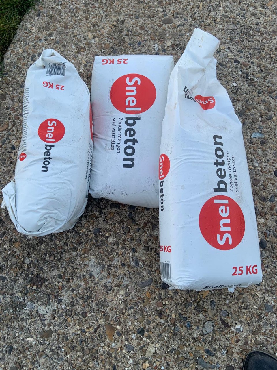 Te koop: snelbeton 4 zakken