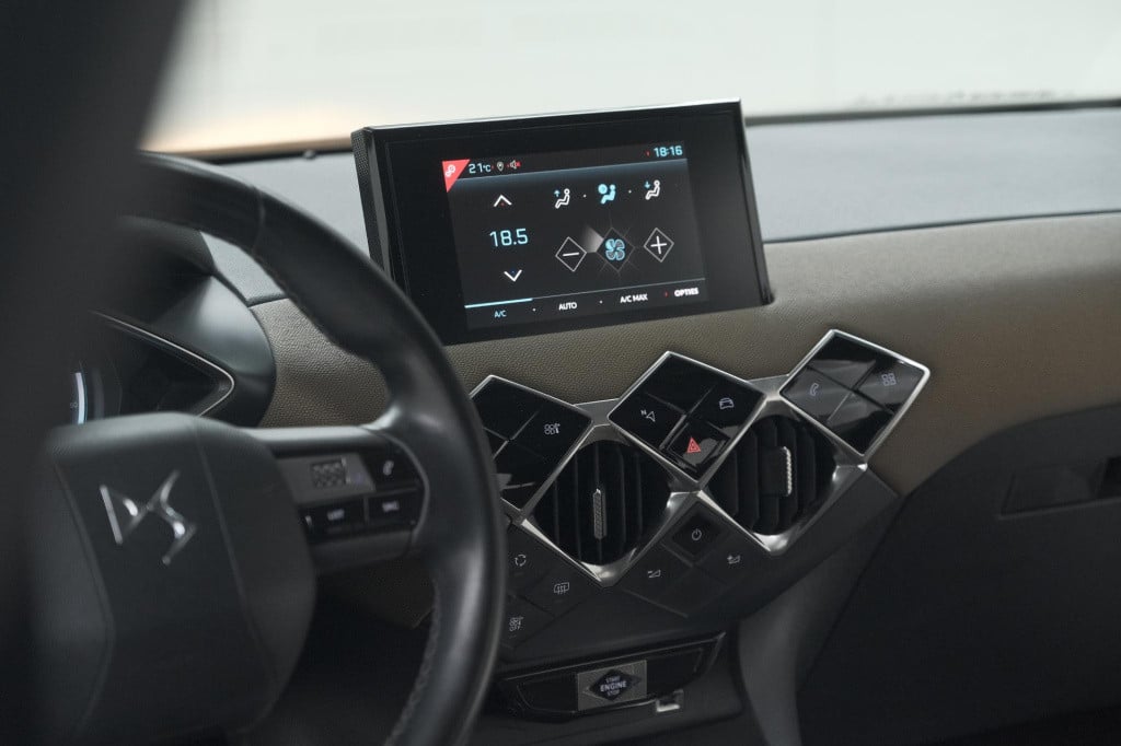 Ds Ds 3 crossback e-tense so chic 50 kwh | 3 fase | camera | dodehoekdetect