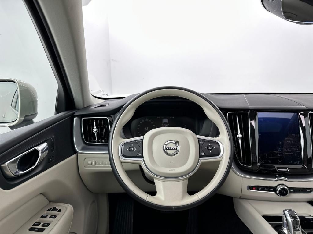 Volvo XC60 t8 390pk recharge momentum|