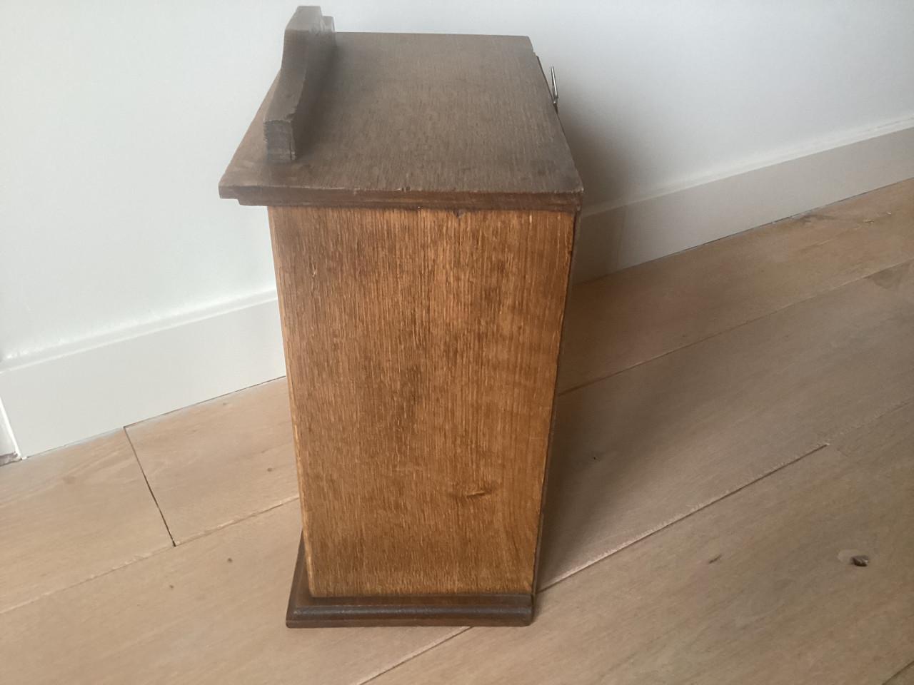 Klein, mooi wandkastje met geslepen glas.