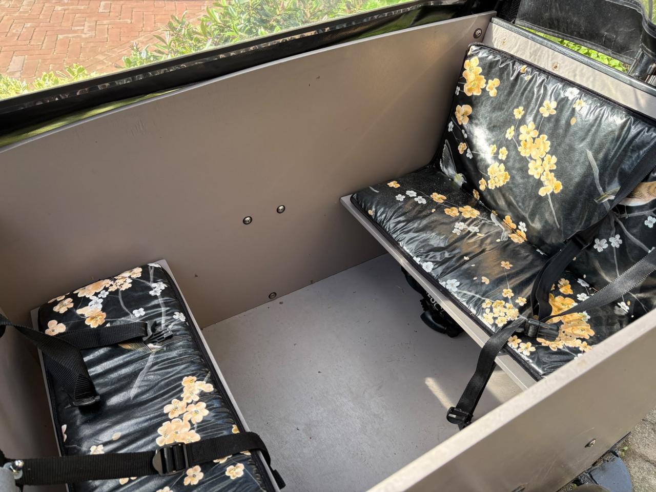 Een mooie Babboe Big Bakfiets met Regentent en Opberghoes