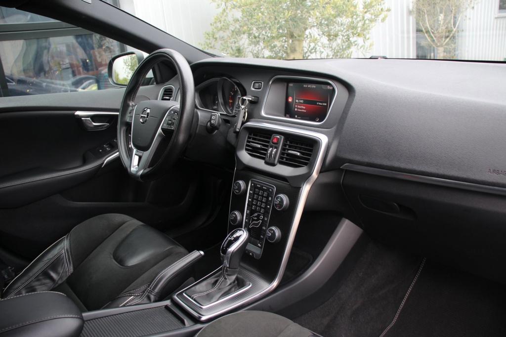 Volvo V40 1.5 t2 r-design automaat - leder/alcantara - led - navi - pdc + c
