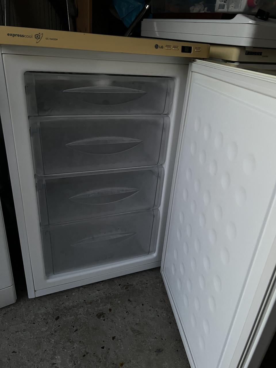 A+ klasse 4 laden tafelmodel vrieskast 85x55 cm. Inhoud Vriezer 110 liter