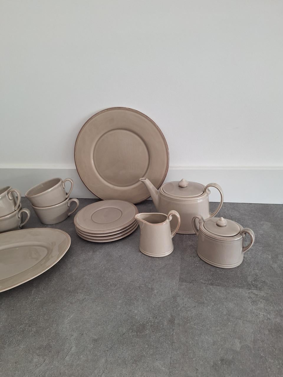 Mooi servies set, beige, theepot, kopjes, schalen