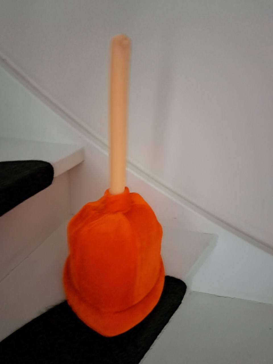 Carnavaleske "wc ontstopper".