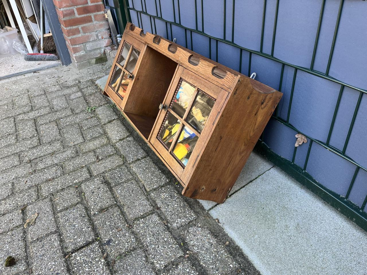 Wandkastje met glazen deurtjes