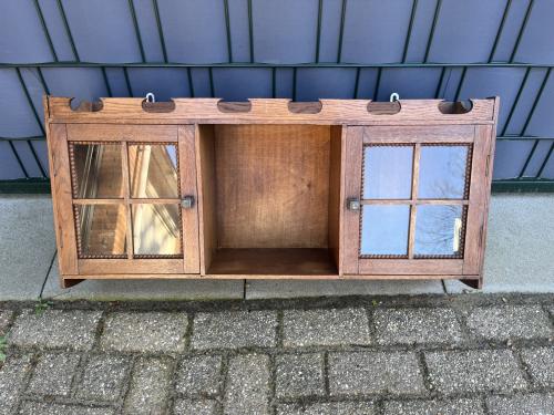 Wandkastje met glazen deurtjes
