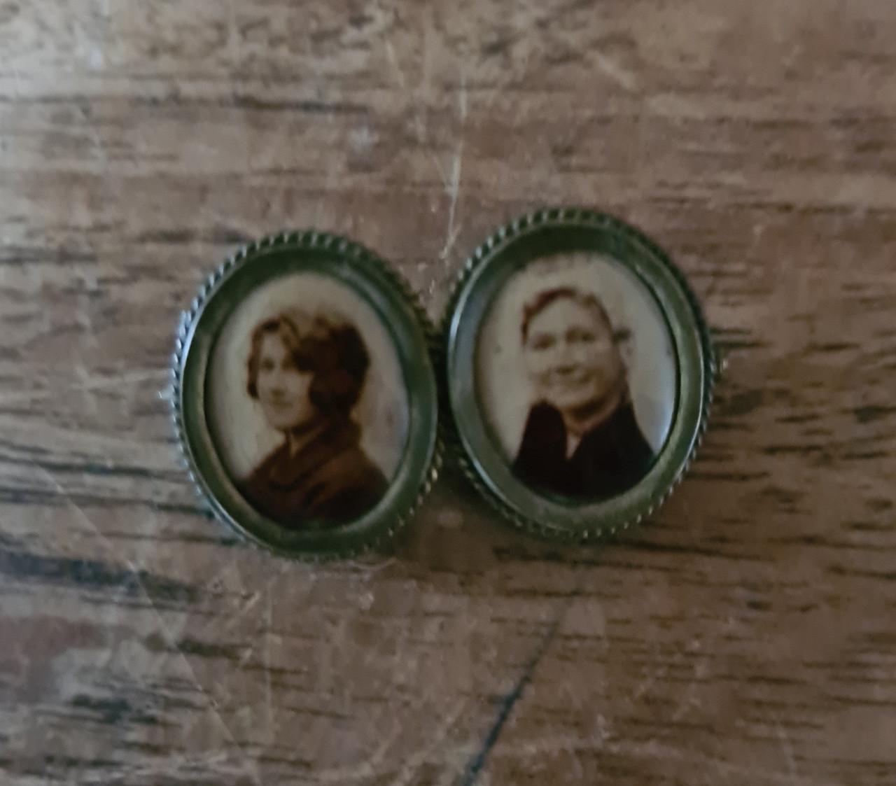 Antieke dubbele fotobroche van verguld metaal.