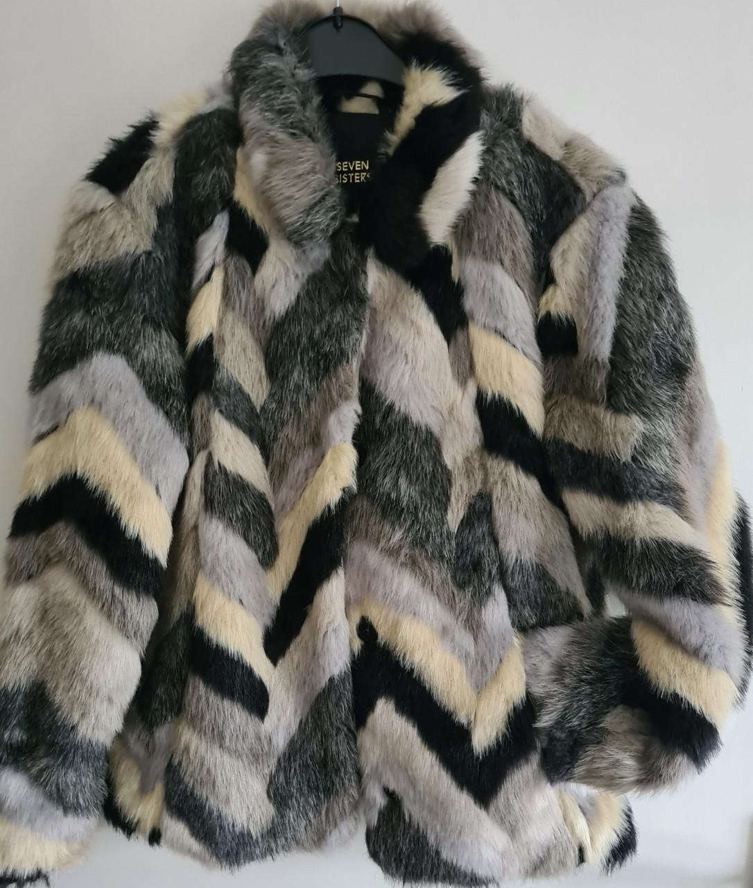 Nieuwe Seven Sister ( The Sting ) ecru, grijs ,zwart fake fur bontjas Mt M