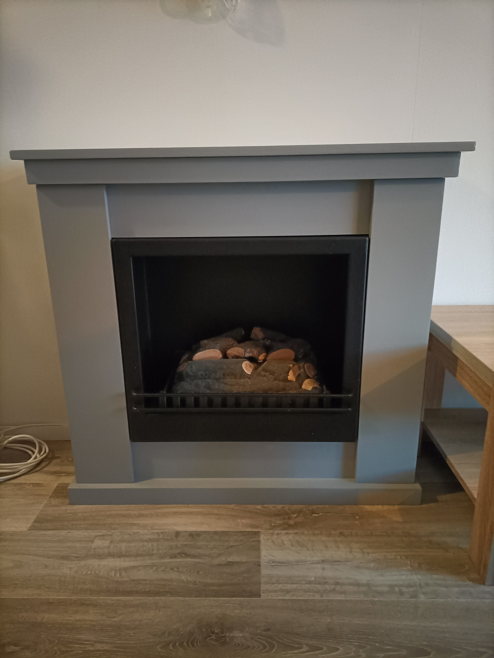 Sfeerhaard met schouw, elektrisch. Geeft geen warmte, wel leuk sfeerlicht.