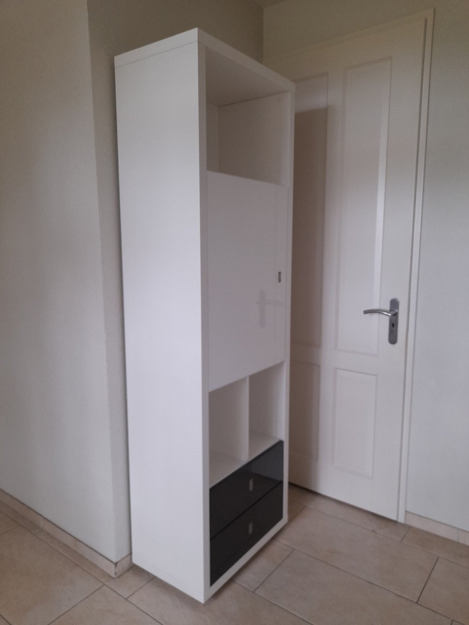 XOOON kast 40 x 65 x 208 ( in goede nette staat)