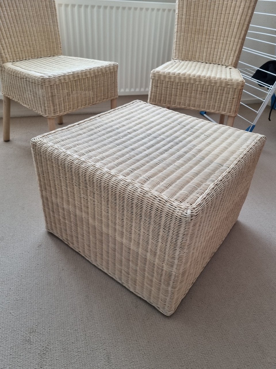 Rieten tafel + 2 stoelen, kleur wil