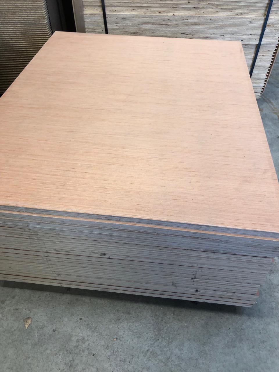 25 mm hardhout platen  122 x 99,5 voor 20 euro