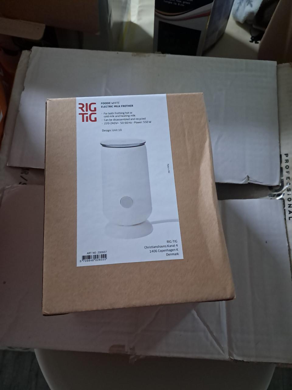 Koffiezetapparaat  en melk op schuimer