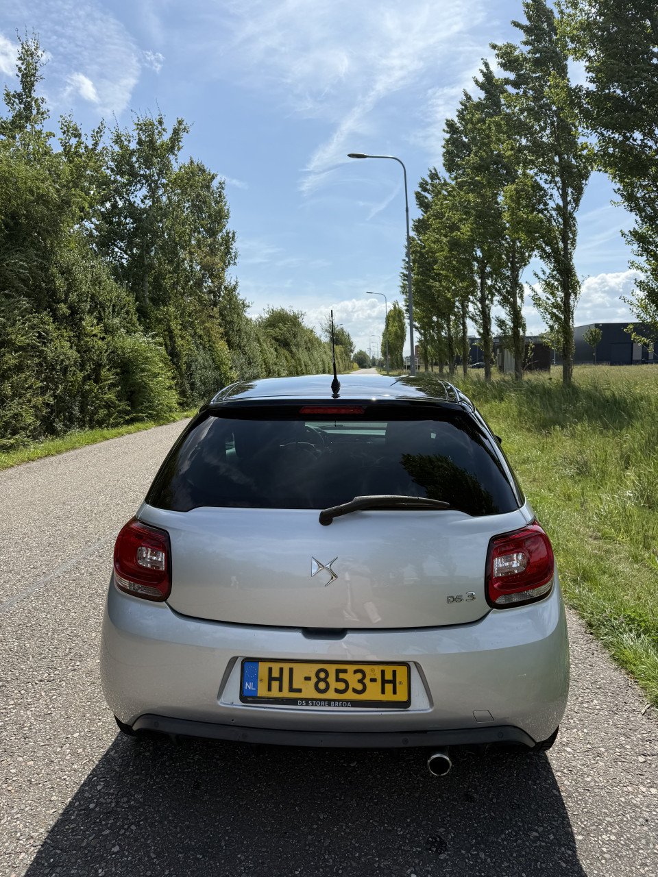 DS3 – 2015 – Zilver/Zwart – Goed onderhouden + extra set banden!