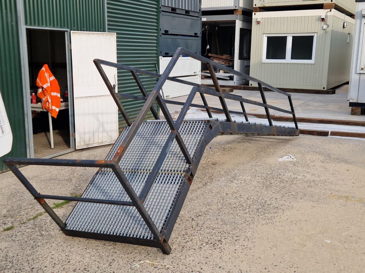 Stalen buitentrap / bordestrap / containertrap 16 treden
