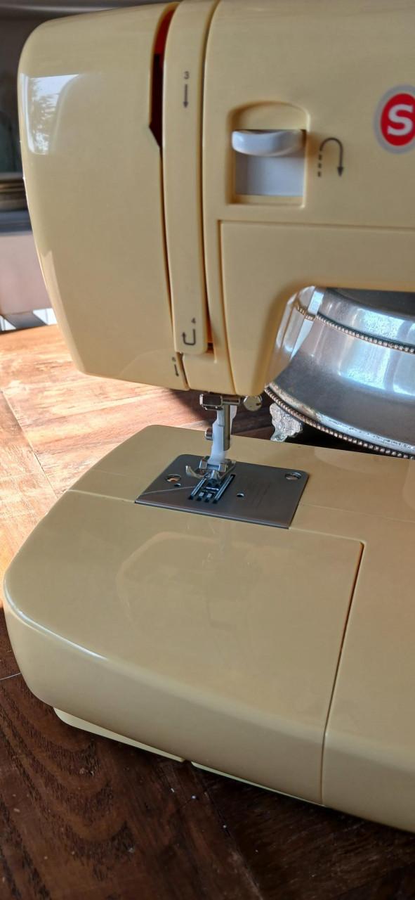 Singer Simple 3223 naaimachine – pastel geel – € 80,- 🧵💛