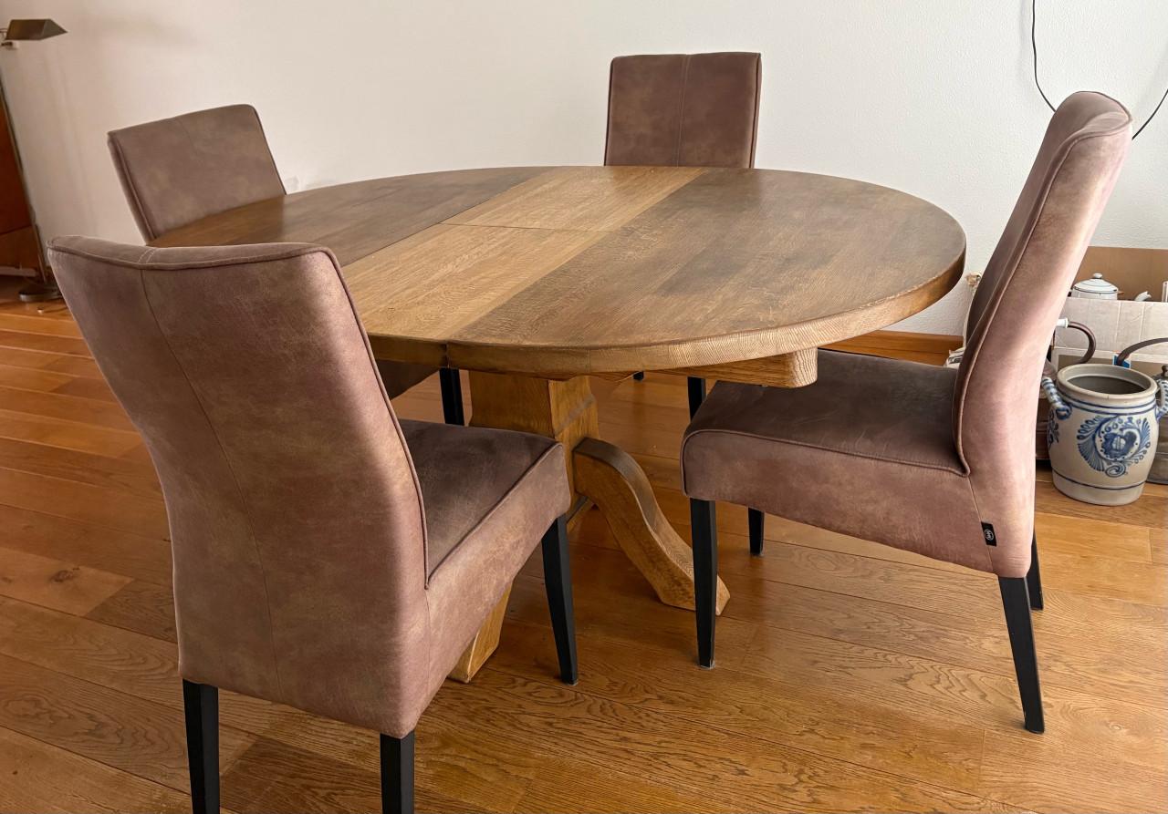 Eethoek (houten ronde tafel en 5 stoelen)