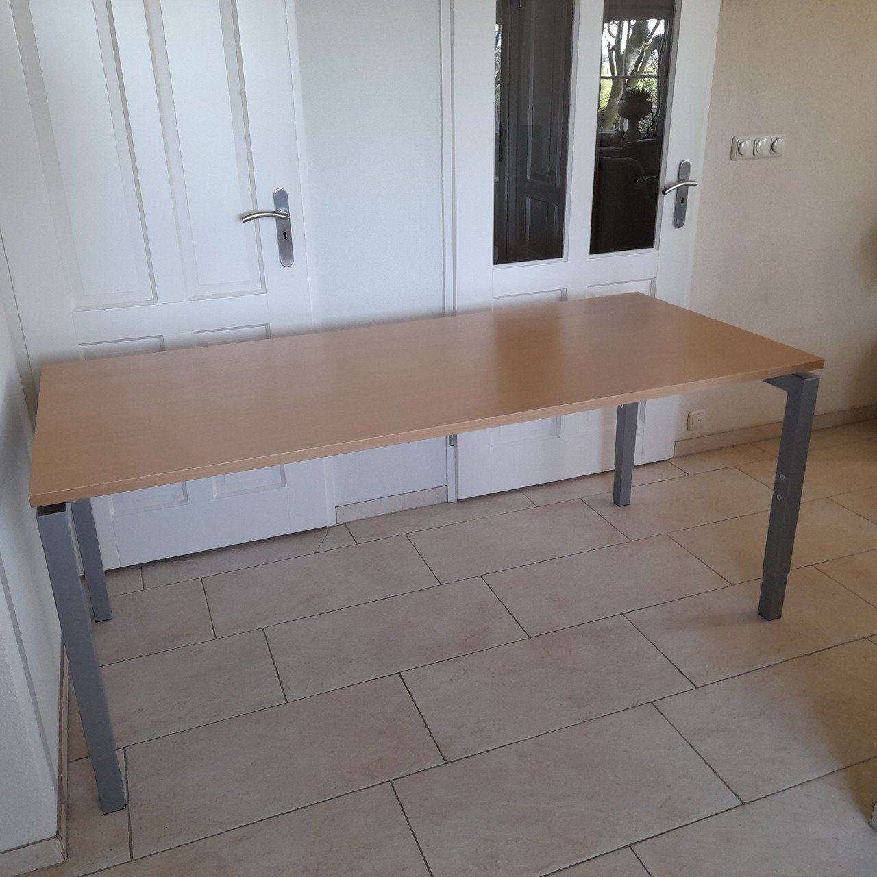 Mooi net bureau 80 x 180 x 75 H ( hoogte verstelbaar) in goede staat !