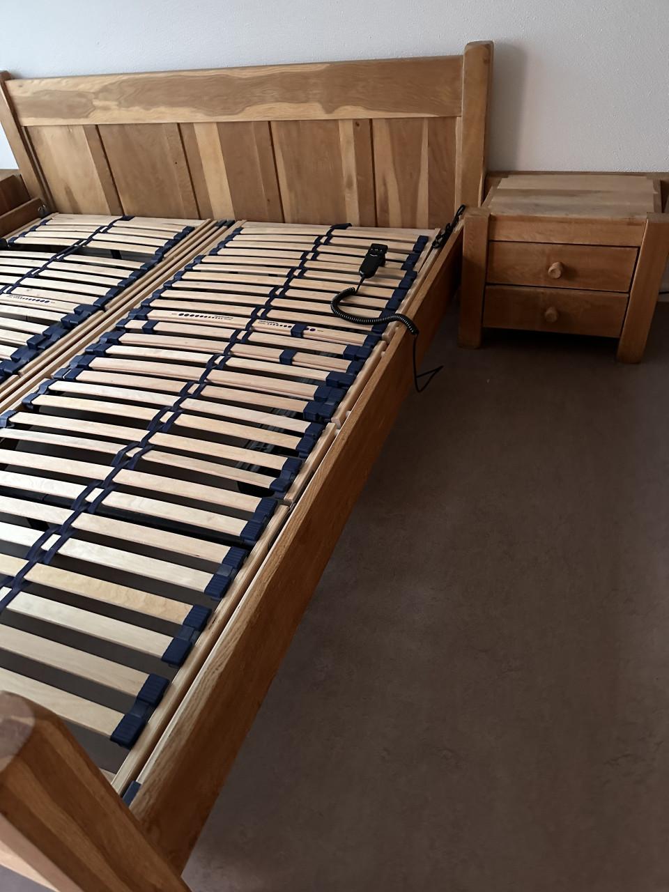 Ledikant met twee nachtkastjes. Elektrisch bedienbaar.