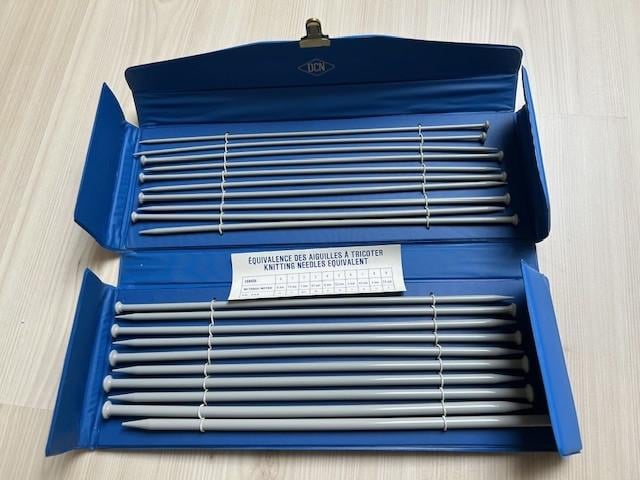 Map met breinaalden.