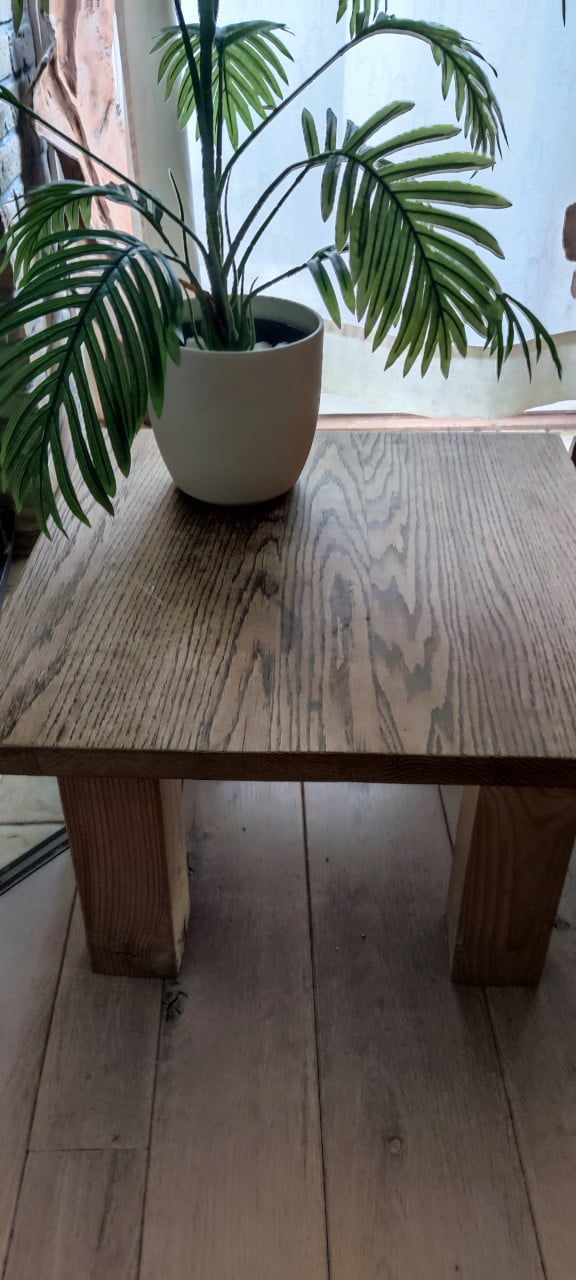 Studenten: stevig salontafeltje massief hout 60x60x35cm