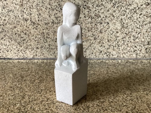 Een mooi beeldje van Parostone ‘88.   Hoogte inclusief sokkel 17 cm.