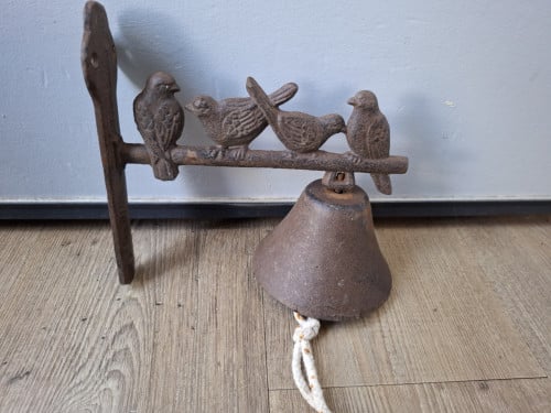 Gietijzeren bel met vogels